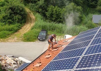 Sebastian Stoiber bei der Reinigung der Photovoltaik Anlagen