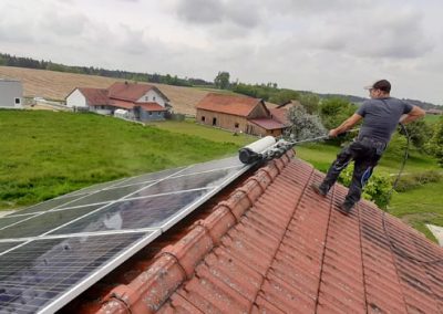 Sebastian Stoiber bei der Reinigung der Photovoltaik Anlagen